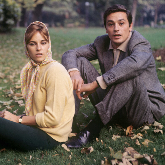 Nathalie Delon a été l'unique épouse d'Alain Delon...
L'acteur français Alain Delon et son épouse Nathalie (Francine Canovas) posant sur l'herbe. 1960s - Photo par Mondadori Portfolio via ZUMA Press /ABACAPRESS.COM