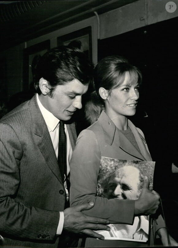 21 septembre 1967 - Alain Delon et sa femme Nathalie semblent s'être réconciliés à Bobino. Photo par Alamy/ABACAPRESS.COM