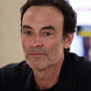 Anthony Delon sait pourquoi le couple que formaient ses parents n'a tenu que 5 ans.Anthony Delon signe son livre au Festival du livre de Paris, au Grand Palais éphémère, le 14 avril 2024. Photo : Thibaud MORITZ/ABACAPRESS.COM