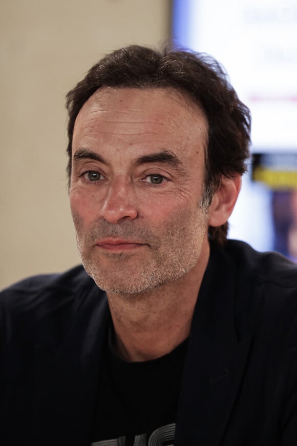 Anthony Delon sait pourquoi le couple que formaient ses parents n'a tenu que 5 ans.Anthony Delon signe son livre au Festival du livre de Paris, au Grand Palais éphémère, le 14 avril 2024. Photo : Thibaud MORITZ/ABACAPRESS.COM