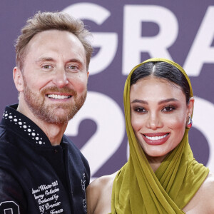 Le chanteur David Guetta et son épouse lors du photocall pour les Grammy Latinos awards 2023 à Séville, Espagne, le jeudi 16 novembre 2023. Photo par GTres/ABACAPRESS.COM.