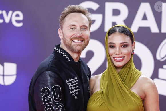 Le chanteur David Guetta et son épouse lors du photocall pour les Grammy Latinos awards 2023 à Séville, Espagne, le jeudi 16 novembre 2023. Photo par GTres/ABACAPRESS.COM.