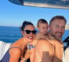 Sur Instagram, il a dévoilé une rare photo de son petit garçon, Cyan, né en mars dernier.
David Guetta, sa compagne Jessica Ledon et leur petit garçon, Cyan. Crédit : Instagram