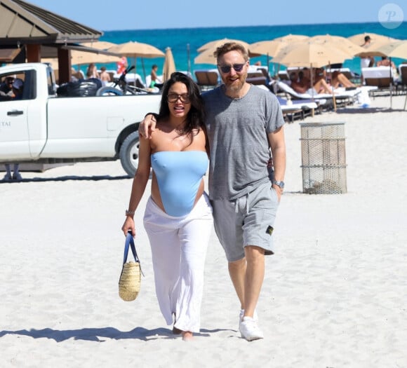 Exclusif - David Guetta et sa compagne Jessica Ledon, enceinte, passent une journée à la plage pour partager des moments complices en attendant l'arrivée de leur premier enfant. Miami Beach le 26 février 2024. 