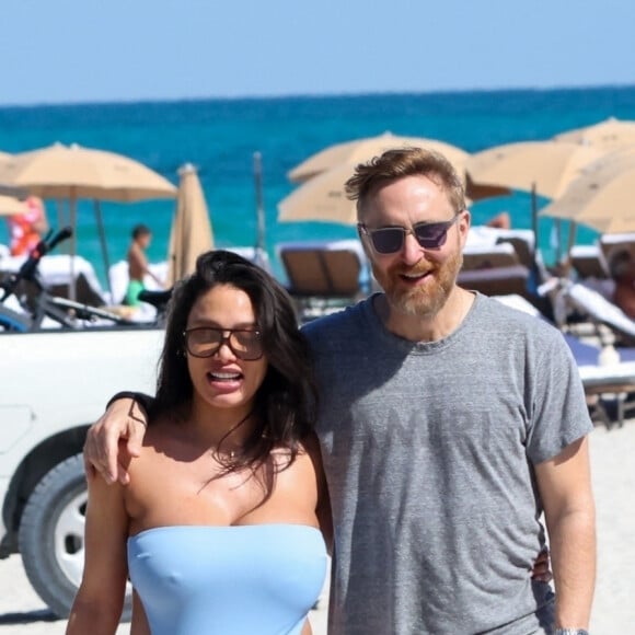 Exclusif - David Guetta et sa compagne Jessica Ledon, enceinte, passent une journée à la plage pour partager des moments complices en attendant l'arrivée de leur premier enfant. Miami Beach le 26 février 2024. 