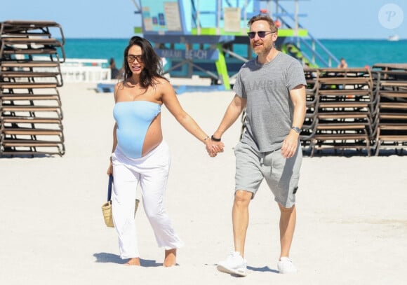 Exclusif - David Guetta et sa compagne Jessica Ledon, enceinte, passent une journée à la plage pour partager des moments complices en attendant l'arrivée de leur premier enfant. Miami Beach le 26 février 2024. 