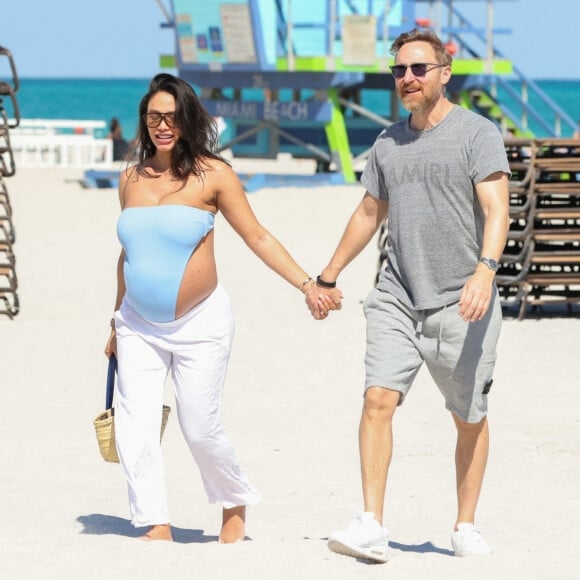 Exclusif - David Guetta et sa compagne Jessica Ledon, enceinte, passent une journée à la plage pour partager des moments complices en attendant l'arrivée de leur premier enfant. Miami Beach le 26 février 2024. 