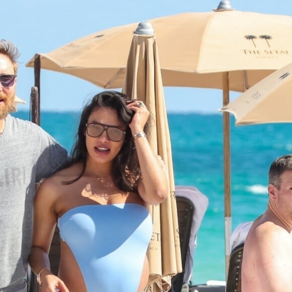 Exclusif - David Guetta et sa compagne Jessica Ledon, enceinte, passent une journée à la plage pour partager des moments complices en attendant l'arrivée de leur premier enfant. Miami Beach le 26 février 2024. 