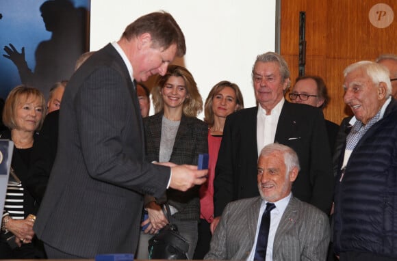 Christian Sainte, Martine Monteil, Pierre Pouchairet, Alice Taglioni, Alain Delon, Jean-Paul Belmondo, Charles Gérard - Remise du 70ème prix du polar "Quai des Orfèvres 2017" par la marraine l'actrice Alice Taglioni, à Pierre Pouchairet pour son livre "Mortels Traffics" à Paris. Le 15 novembre 2016, en présence d'Alain Delon et Jean-Paul Belmondo qui ont reçu des médailles. © Didier Sabardin/Bestimage 