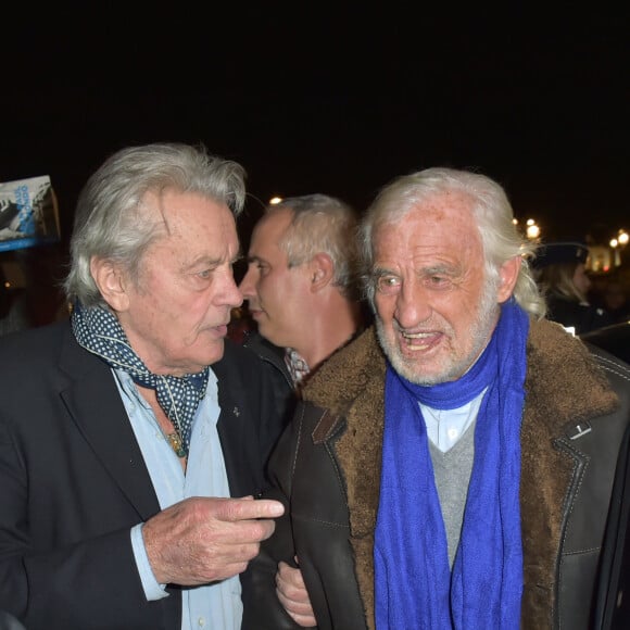 Alain Delon et Jean-Paul Belmondo - Jean-Paul Belmondo et Alain Delon, parrains de la grande roue de la Concorde, arrivent pour son inauguration, à Paris, France, le 17 novembre 2017. © Giancarlo Gorassini/Bestimage 