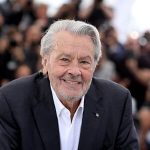 Photocall de la Palme d'or d'honneur à Alain Delon lors du 72ème Festival International du film de Cannes. Le 19 mai 2019 © Jacovides-Moreau / Bestimage 