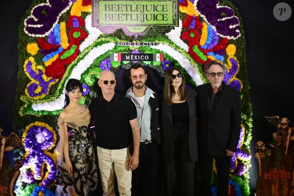 Jenna Ortega, Michael Keaton, Justin Theroux, Monica Bellucci et Tim Burton lors du photocall de Beetlejuice Beetlejuice à Mexico, le 13 août 2024.