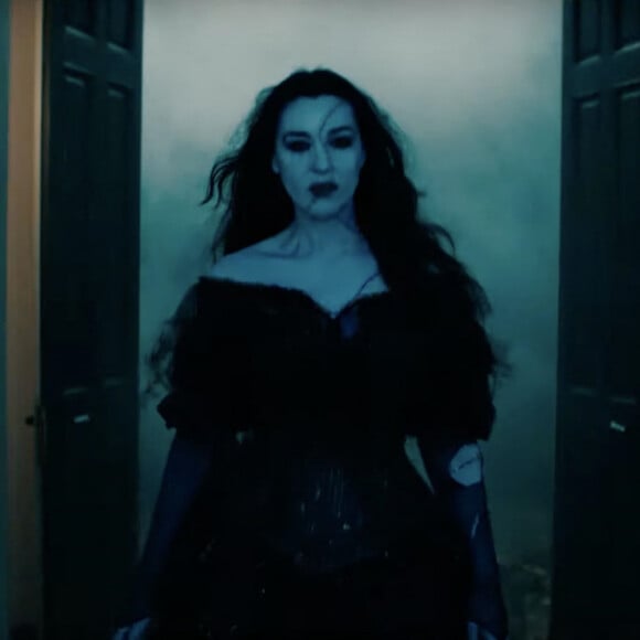 Monica Bellucci dans Beetlejuice Beetlejuice, réalisé par Tim Burton, son compagnon