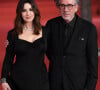  "Je suis touchée par l'artiste qu'il est et c'est une rencontre précieuse dans la vie. Tourner avec lui, c'était facile", a-t-elle confié
Monica Bellucci et Tim Burton à la première du film "Maria Callas, Lettres et Mémoires" lors du 18ème Rome International Film Festival, le 20 octobre 2023