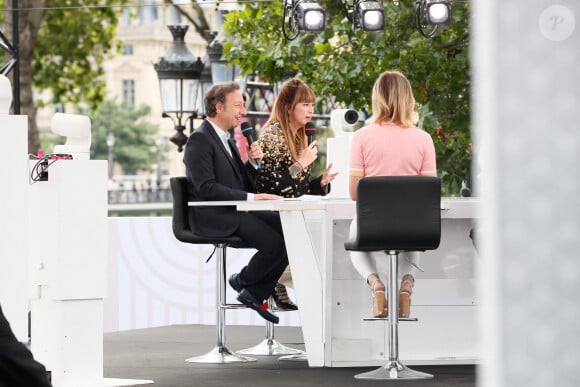 Stéphane Bern, Daphné Bürki - Le plateau en direct sur France 2 pour faire le relais avec la flamme olympique qui traverse Paris - "Concert de Paris" sur le parvis de l'hôtel de ville de Paris retransmis en direct sur France 2 et sur France Inter, Paris le 14 juillet 2024. © Christophe Clovis - Pierre Perusseau / Bestimage