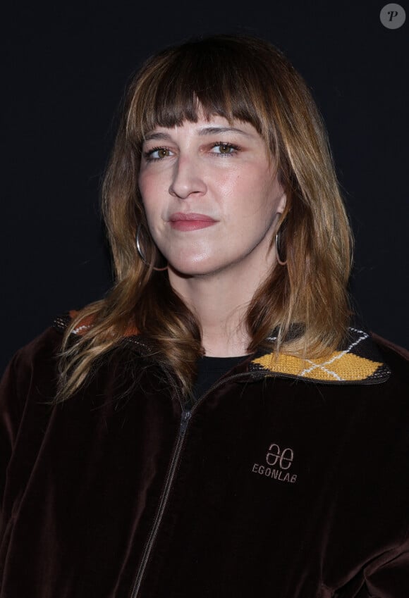  "L'équipe est claquée mais le coeur est toujours chaud, donc on va y arriver", déclare-t-elle.
Daphné Bürki au front row du défilé Egonlab Collection Homme Prêt-à-Porter Automne/Hiver 2024 lors de la Fashion Week de Paris (PFW), au Palais de Tokyo, à Paris, France, le 17 jhanvier 2024. © Denis Guignebourg/Bestimage