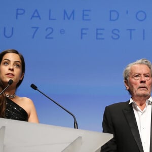 Alain Delon (avec un badge Paris Match d'une ancienne couverture du magazine titrant "Alain Delon, mes deux amours, Rosalie et Anouchka) et sa fille Anouchka (Robe Elie Saab) - Remise de la Palme d'Honneur à Alain Delon lors du 72ème Festival International du Film de Cannes. On may 19th 2019 © Jacovides-Moreau / Bestimage 