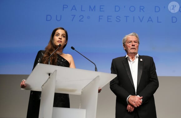 Alain Delon (avec un badge Paris Match d'une ancienne couverture du magazine titrant "Alain Delon, mes deux amours, Rosalie et Anouchka) et sa fille Anouchka (Robe Elie Saab) - Remise de la Palme d'Honneur à Alain Delon lors du 72ème Festival International du Film de Cannes. On may 19th 2019 © Jacovides-Moreau / Bestimage 