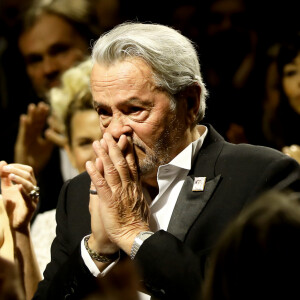 La disparition d'Alain Delon laisse un vide immense
Alain Delon et sa fille Anouchka (Robe Elie Saab) - Remise de la Palme d'Honneur à Alain Delon lors du 72ème Festival International du Film de Cannes. © Jacovides-Moreau / Bestimage