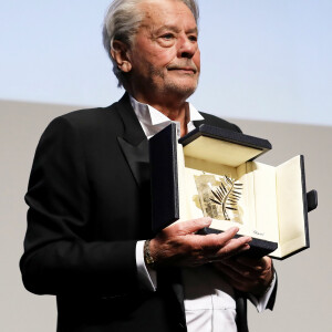 Alain Delon (avec un badge Paris Match d'une ancienne couverture du magazine titrant "Alain Delon, mes deux amours, Rosalie et Anouchka) - Remise de la Palme d'Honneur à Alain Delon lors du 72ème Festival International du Film de Cannes. On may 19th 2019 © Jacovides-Moreau / Bestimage 