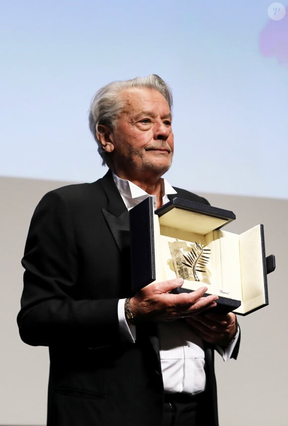 Alain Delon (avec un badge Paris Match d'une ancienne couverture du magazine titrant "Alain Delon, mes deux amours, Rosalie et Anouchka) - Remise de la Palme d'Honneur à Alain Delon lors du 72ème Festival International du Film de Cannes. On may 19th 2019 © Jacovides-Moreau / Bestimage 