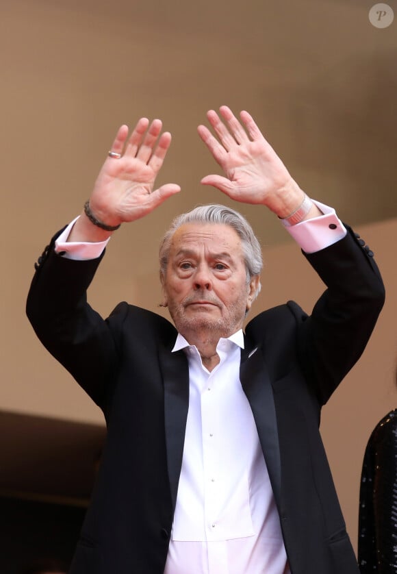 Le monstre sacré du cinéma s'est éteint à 88 ans
Alain Delon (avec un badge Paris Match d'une ancienne couverture du magazine titrant "Alain Delon, mes deux amours, Rosalie et Anouchka) - Montée des marches du film "A Hidden Life" lors du 72ème Festival International du Film de Cannes. Le 19 mai 2019 © Jacovides-Moreau / Bestimage 