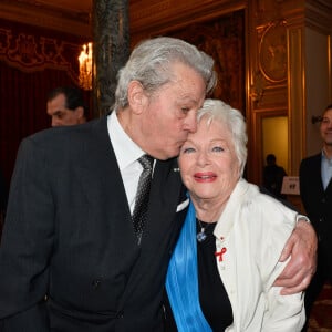 Exclusif - Alain Delon et Line Renaud lors de l'élévation de L. Renaud au rang de grand-croix de l'ordre national du Mérite, au Palais de l'Elysée à Paris, le 23 mars 2017. © Guirec Coadic/Bestimage 