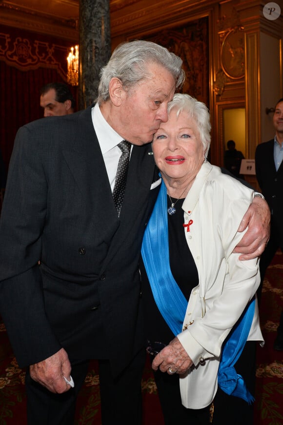 Exclusif - Alain Delon et Line Renaud lors de l'élévation de L. Renaud au rang de grand-croix de l'ordre national du Mérite, au Palais de l'Elysée à Paris, le 23 mars 2017. © Guirec Coadic/Bestimage 