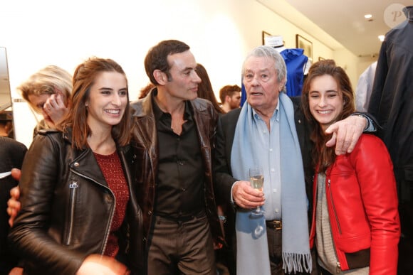 Exclusif - Alain Delon avec ses petites filles Loup et Liv et son fils Anthony Delon - Lancement de la marque de vêtements de cuir "Anthony Delon 1985" chez Montaigne Market à Paris. Le 7 mars 2017 © Philippe Doignon / Bestimage 