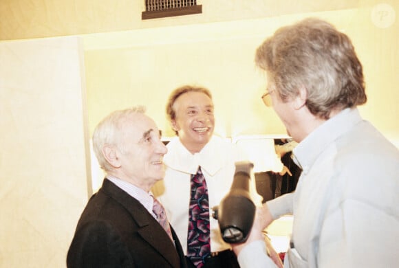 Archives - En France, à Paris dans les coulisses, Charles AZNAVOUR, Michel SARDOU et Alain Delon le 15 mars 1999.