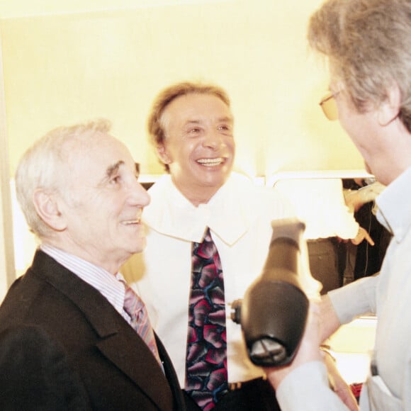 Archives - En France, à Paris dans les coulisses, Charles AZNAVOUR, Michel SARDOU et Alain Delon le 15 mars 1999.