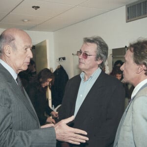 Archives - En France, à Paris dans les coulisses, Valéry Giscard d'Estaing, Alain Delon et Michel Sardou le 15 mars 1999.