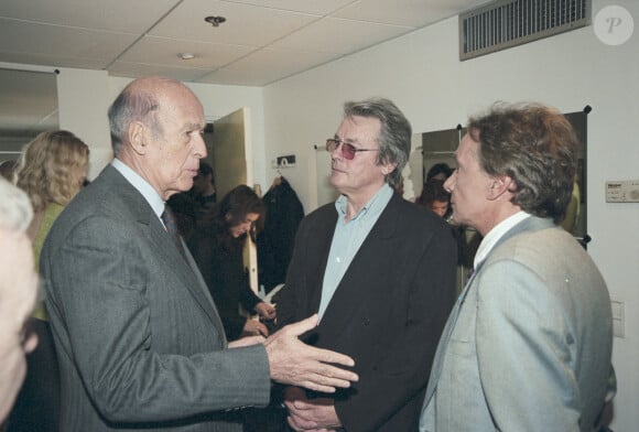 Archives - En France, à Paris dans les coulisses, Valéry Giscard d'Estaing, Alain Delon et Michel Sardou le 15 mars 1999.