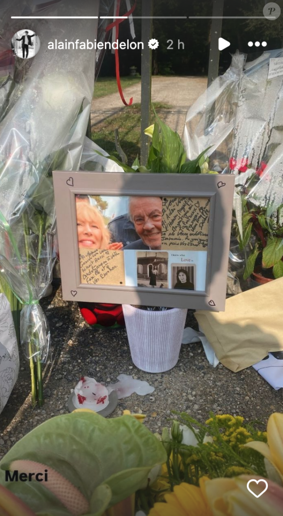 Alain-Fabien Delon rend hommage aux fans qui se sont receuillis devant le portail de Douchy, où son père Alain Delon est mort dimanche 18 août 2024.