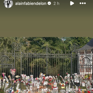 Alain-Fabien Delon rend hommage aux fans qui se sont receuillis devant le portail de Douchy, où son père Alain Delon est mort dimanche 18 août 2024.