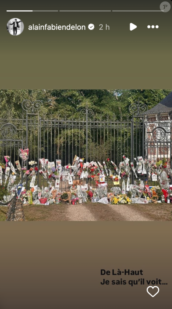 Alain-Fabien Delon rend hommage aux fans qui se sont receuillis devant le portail de Douchy, où son père Alain Delon est mort dimanche 18 août 2024.