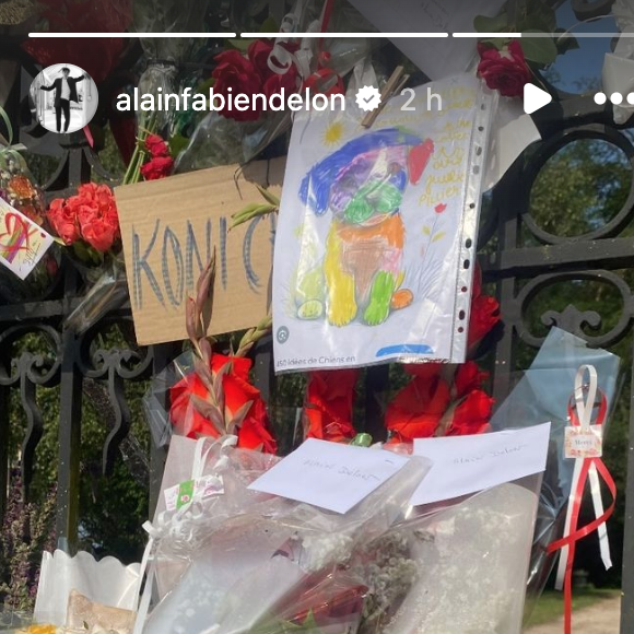 Alain-Fabien Delon rend hommage aux fans qui se sont receuillis devant le portail de Douchy, où son père Alain Delon est mort dimanche 18 août 2024.