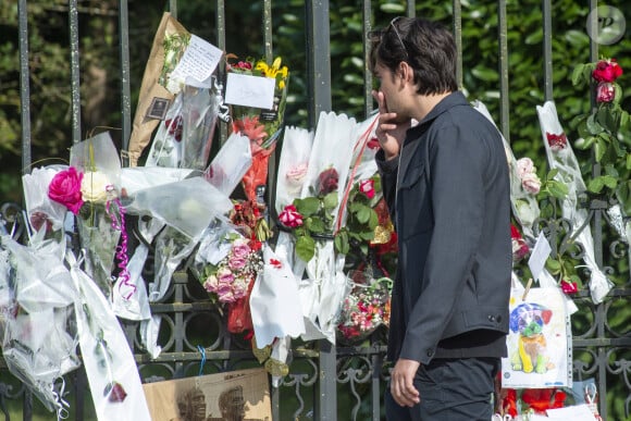 Alain-Fabien Delon très ému devant le portail de Douchy où son père Alain Delon est mort le 18 août 2024.