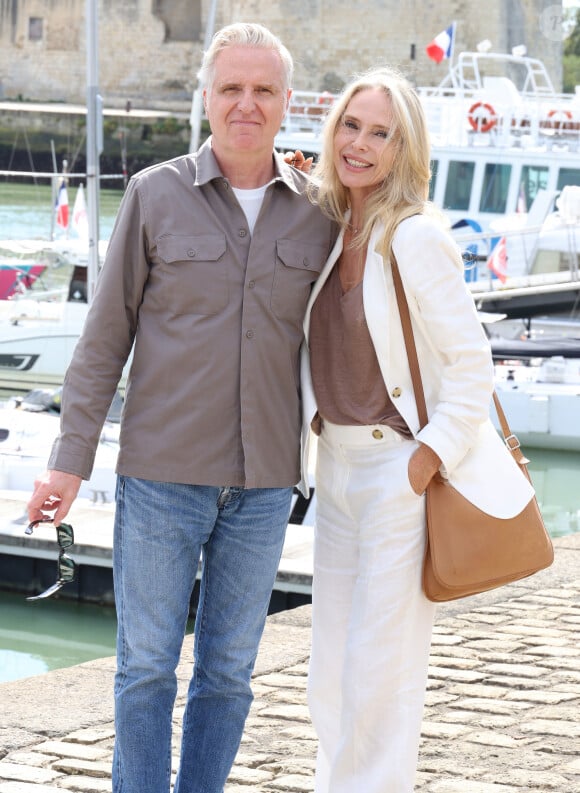 Yvon Back et Tonya Kinzinger pour le photocall de "Un si grand soleil" sur le port lors du 25eme anniversaire du Festival de la fiction de la Rochelle le 16 Septembre 2023 © Denis Guignebourg / Bestimage