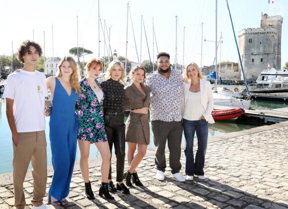 Khaled Alouach, Florence Coste, Claire Romain, Sabine Perraud, Axelle Dodier, Marvin Pellegrino et Catherine Marchal au photocall de la série "Ici tout commence" lors de la 24ème édition du Festival de la Fiction TV de La Rochelle, France, le 17 septembre 2022. © Patrick Bernard/Bestimage