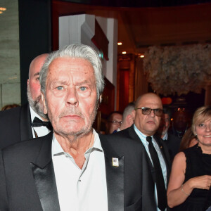 Alain Delon à la sortie de son hôtel, suivit de sa fille Anouchka Delon et son compagnon Julien Dereims, pour la cérémonie de remise de la Palme d'Or d'Honneur lors du 72ème Festival du Film de Cannes, le 19 mai 2019. ©Pierre Perusseau / Bestimage 