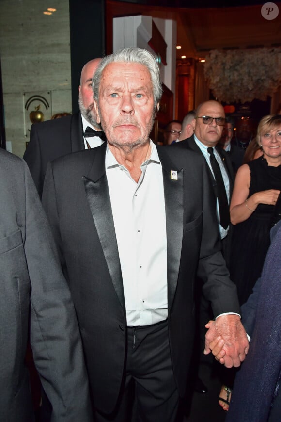 Alain Delon à la sortie de son hôtel, suivit de sa fille Anouchka Delon et son compagnon Julien Dereims, pour la cérémonie de remise de la Palme d'Or d'Honneur lors du 72ème Festival du Film de Cannes, le 19 mai 2019. ©Pierre Perusseau / Bestimage 