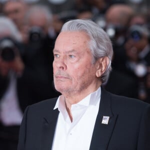 Loin des tapis rouges, le comédien a toujours mené une existence discrète à Douchy
Alain Delon (Palme d'Or d'Honneur du 72ème festival de Cannes avec un badge Paris Match d'une ancienne couverture du magazine titrant "Alain Delon, mes deux amours, Rosalie et Anouchka) - Montée des marches du film "A Hidden Life" lors du 72ème Festival International du Film de Cannes. Le 19 mai 2019