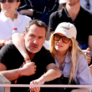 Mais il a fait du temps son allié, notamment grâce aux femmes qui ont partagé sa vie. 
Gilles Lellouche, sa compagne Alizée Guinochet - Célébrités dans les tribunes de la finale homme des Internationaux de France de tennis de Roland Garros 2024 à Paris le 9 juin 2024. © Jacovides-Moreau/Bestimage 