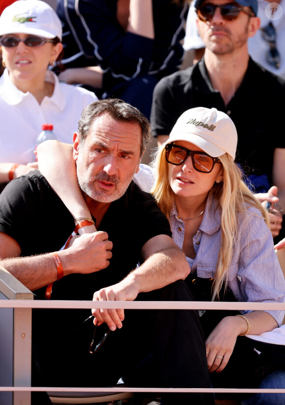 Mais il a fait du temps son allié, notamment grâce aux femmes qui ont partagé sa vie. 
Gilles Lellouche, sa compagne Alizée Guinochet - Célébrités dans les tribunes de la finale homme des Internationaux de France de tennis de Roland Garros 2024 à Paris le 9 juin 2024. © Jacovides-Moreau/Bestimage 