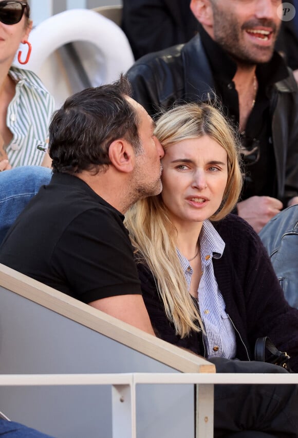 Gilles Lellouche, sa compagne Alizée Guinochet - Célébrités dans les tribunes de la finale homme des Internationaux de France de tennis de Roland Garros 2024 à Paris le 9 juin 2024. © Jacovides-Moreau/Bestimage 