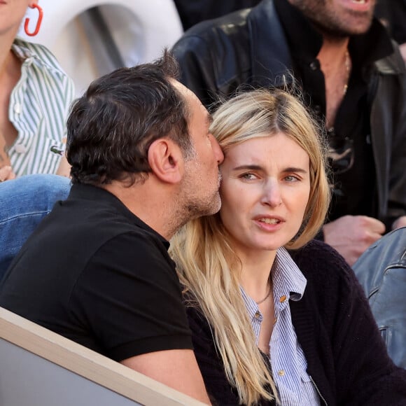 Gilles Lellouche, sa compagne Alizée Guinochet - Célébrités dans les tribunes de la finale homme des Internationaux de France de tennis de Roland Garros 2024 à Paris le 9 juin 2024. © Jacovides-Moreau/Bestimage 