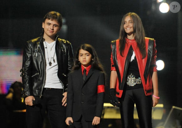 Si ses trois enfants, Prince, Blanket et Paris s'entendent à peu près...(De gauche à droite) Prince, Blanket et Paris, les enfants de Michael Jackson, lors du concert hommage à Michael Forever au Millennium Stadium, Cardiff, Royaume-Uni, samedi 8 octobre 2011. Photo par Tim Ireland/PA Wire/ABACAPRESS.COM