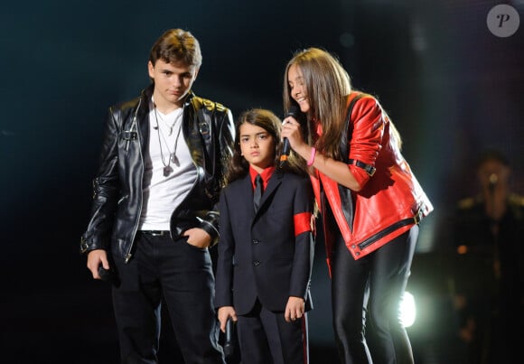 Mais on vient d'apprendre que les enfants venaient de gagner une grande bataille.Les enfants de Michael Jackson, (de gauche à droite Prince Michael, Blanket et Paris) sur scène lors du concert Michael Forever Tribute au Millennium Stadium, Cardiff, Royaume-Uni, samedi 8 octobre 2011. Photo par Matt Crossick/EMPICS Entertainment/ABACAPRESS.COM