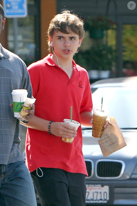 Los Angeles, - Prince aperçu en train de prendre une boisson au Starbucks après l'école à Los Angeles.